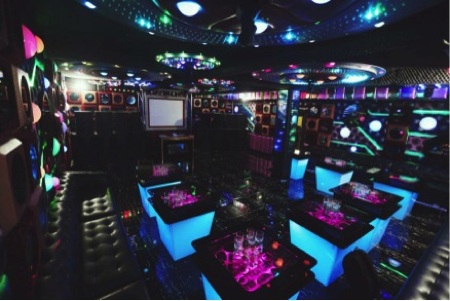 Trung tâm karaoke sang trọng bậc nhất mang phong cách khoa học viễn tưởng - 2 Bên trong phòng hát được thiết kế theo phong cách mạnh mẽ - mới lạ