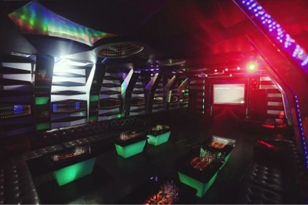 Trung tâm karaoke sang trọng bậc nhất mang phong cách khoa học viễn tưởng - 9 Chọn bài hát bằng bảng chống va đập của HANET vô cùng tiện lợi.