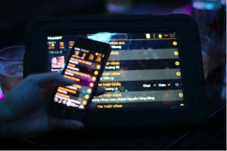 Trung tâm karaoke sang trọng bậc nhất mang phong cách khoa học viễn tưởng - 8 Chọn bài hát bằng bảng chống va đập của HANET vô cùng tiện lợi.