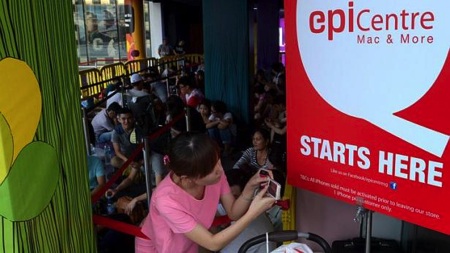 Hàng dài người xếp hàng chờ mua iPhone 6, 6Plus trên khắp thế giới - 22 Các tín đồ tại Singapore tìm thú vui trong thời gian chờ đợi Apple Store mở cửa.