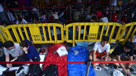 Hàng dài người xếp hàng chờ mua iPhone 6, 6Plus trên khắp thế giới - 18 Singapore là một trong những nước đầu tiên bán iPhone
6.