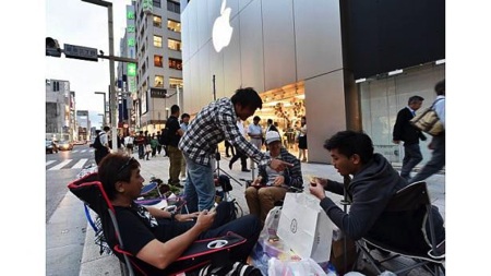 Hàng dài người xếp hàng chờ mua iPhone 6, 6Plus trên khắp thế giới - 21 Hai người đầu tiên xếp hàng tại một cửa hàng Apple tại Đức.