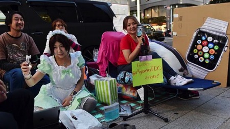 Hàng dài người xếp hàng chờ mua iPhone 6, 6Plus trên khắp thế giới - 20 Hai người đầu tiên xếp hàng tại một cửa hàng Apple tại Đức.