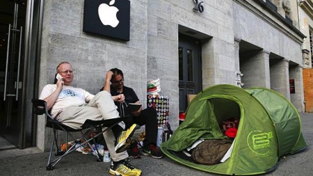 Hàng dài người xếp hàng chờ mua iPhone 6, 6Plus trên khắp thế giới - 19 Hai người đầu tiên xếp hàng tại một cửa hàng Apple tại Đức.