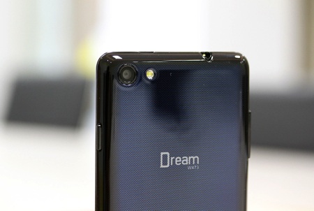Đánh giá Q-Smart Dream W473: Windows Phone 8.1, mỏng 7,2mm - 6 Q-Smart Dream W473 đã
có mặt trên thị trường ở mức giá gần 4 triệu đồng.