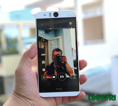 Camera trước còn hoạt động với nhiều chức năng tương tự camera chính