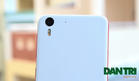 Camera phụ cũng đạt chuẩn 13 MPx và đèn flash kép