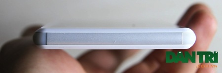 Cận cảnh Xperia E3 tầm trung giá 5 triệu sắp bán tại Việt Nam - 4 Cạnh dưới