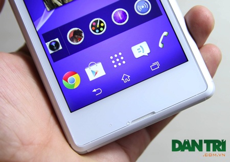 Cận cảnh Xperia E3 tầm trung giá 5 triệu sắp bán tại Việt Nam - 17 3 phím bấm được đưa vào bên trong màn hình.