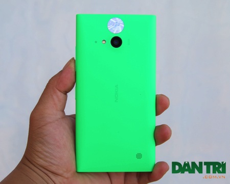 Ở mặt sau có thiết kế nhám mịn và khá giống với Lumia 630