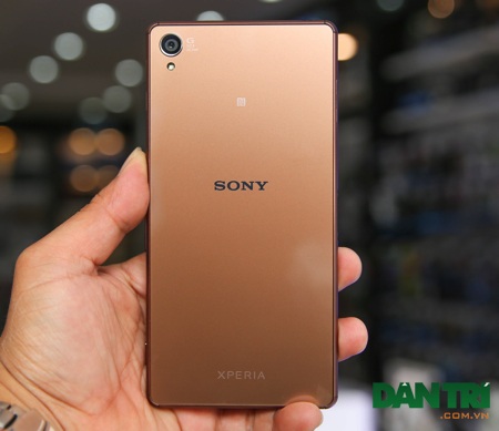 Đập hộp Xperia Z3 chính hãng tại Việt Nam - 5 Mặt sau của máy khá quen thuộc so với người tiền nhiệm