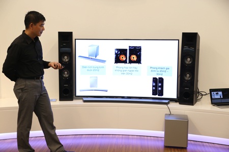 Đại diện Samsung Việt Nam giới thiệu cặp loa mới tại thị trường Việt