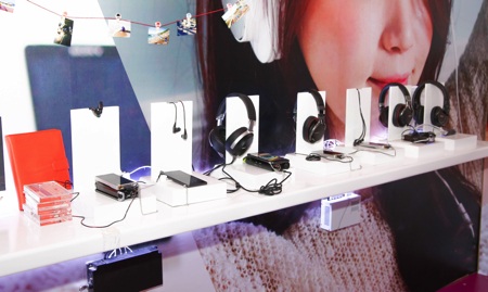 Sony trưng bày loạt sản phẩm gây chú ý tại Sony Show 2014 - 15 Khu vực trưng bày tai nghe