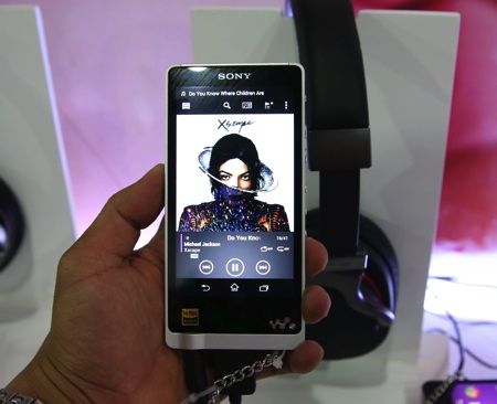 Sony trưng bày loạt sản phẩm gây chú ý tại Sony Show 2014 - 16 Và sự xuất hiện của nhiều mẫu máy nghe nhạc độc đáo của Sony, như trên tay là