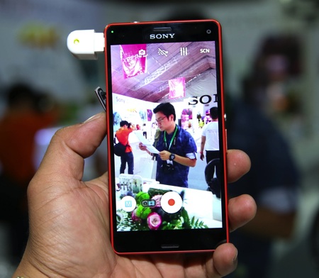 Sony trưng bày loạt sản phẩm gây chú ý tại Sony Show 2014 - 6 Trên tay là chiếc Xperia C3 Compact