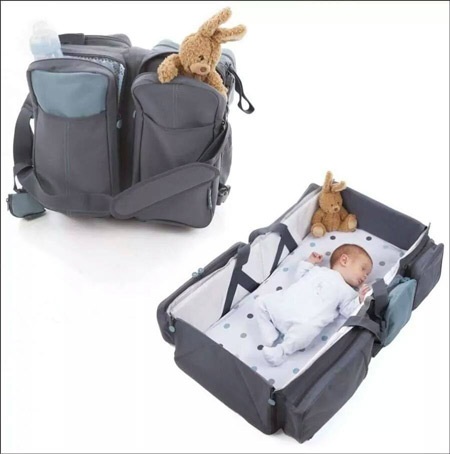 Vừa là túi đựng đồ khi bố mẹ đưa bé đi chơi, vừa là chiếc nôi êm ái khi bé ngủ.