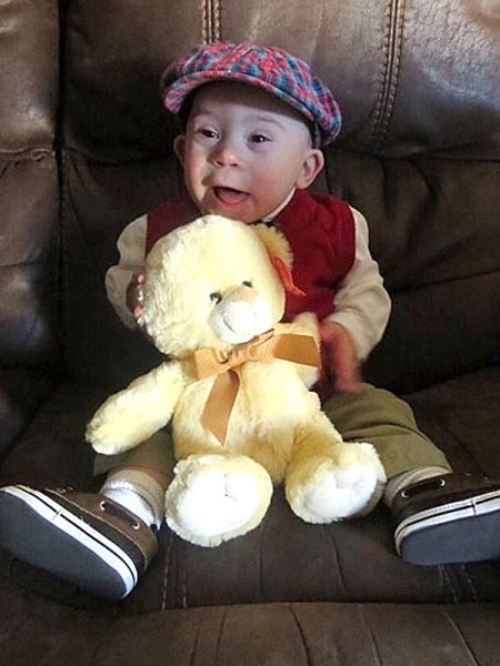Nhận liền 8 anh em ruột làm con nuôi - 2 Zayn - cậu út trong 8 anh em trai.
