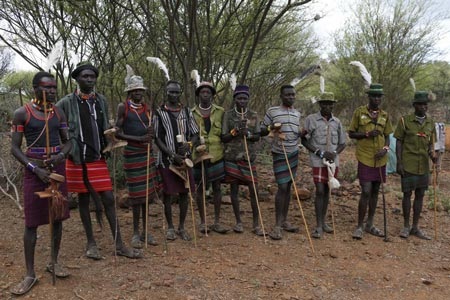Tục bắt vợ ở Kenya khiến các cô gái trẻ sợ chết khiếp - 3 Đám trai tráng Pokot đứng gần nhà cô gái bị chọn làm vợ của một người trong nhóm.