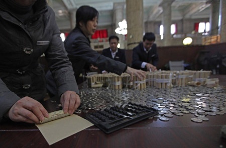 Trung Quốc: Mang hơn 300kg tiền xu tới gửi ngân hàng
