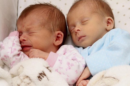 Gặp gỡ cặp song sinh không trùng sinh nhật - 1 Gặp gỡ cặp song sinh không trùng sinh nhật