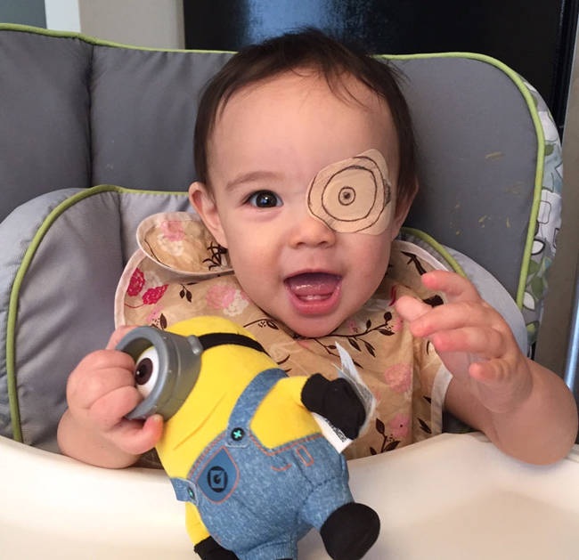 ... mắt con giống mắt bạn ấy nè...