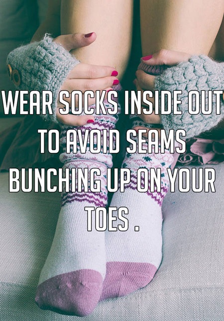 Đi tất trái để không bị đường khâu làm đau ngón chân.
