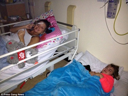 Robinson được em gái vào trông trong bệnh viện.