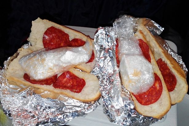 Giấu cocaine trị giá 6500 bảng vào bánh mì kẹp xúc xích