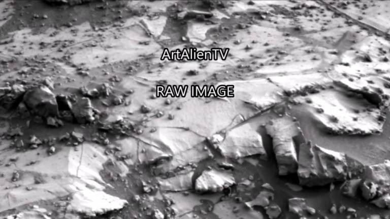 Vật thể có chiều dài khoảng 5-8 inch, trông như súng lục cổ với đủ cò, nòng, và cán súng.