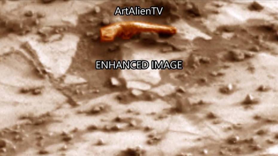 Vật thể có chiều dài khoảng 5-8 inch, trông như súng lục cổ với đủ cò, nòng, và cán súng.