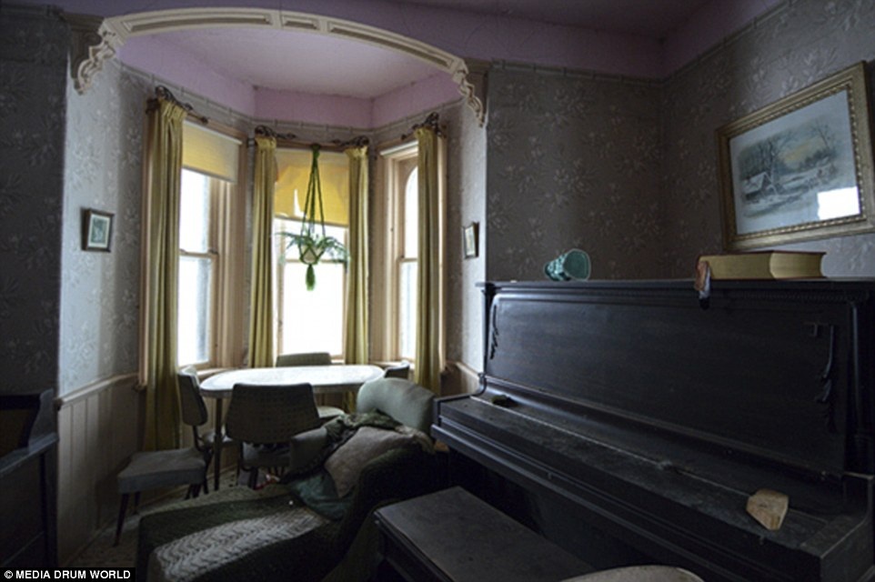 Ngôi nhà bị bỏ hoang nhiều thập kỷ vẫn vẹn nguyên đến kỳ lạ - 8 Đàn piano