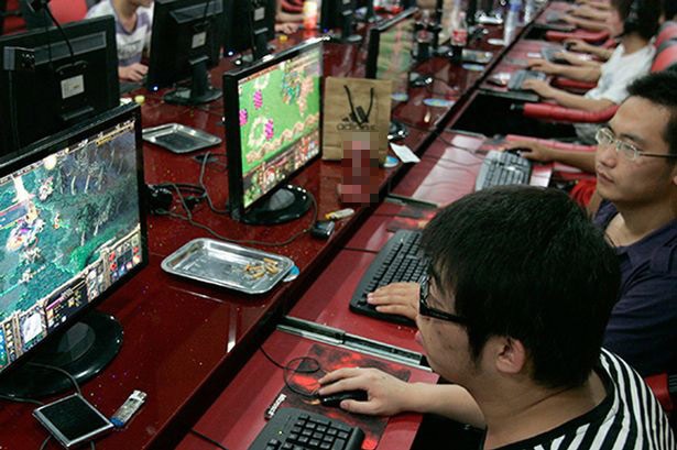 Người đàn ông được cho là đang ngủ giữa các khách hàng chơi games khác