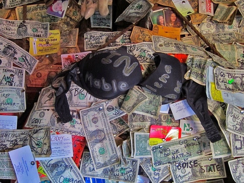 Quán bar xa xỉ được trang trí bằng đô-la