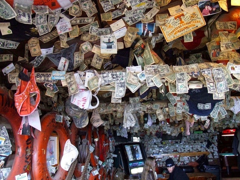 Quán bar xa xỉ được trang trí bằng đô-la