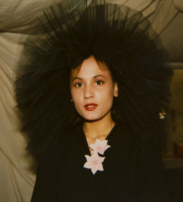 Tess Christian (phải) trong bức ảnh kỷ niệm cùng bạn năm 19 tuổi.