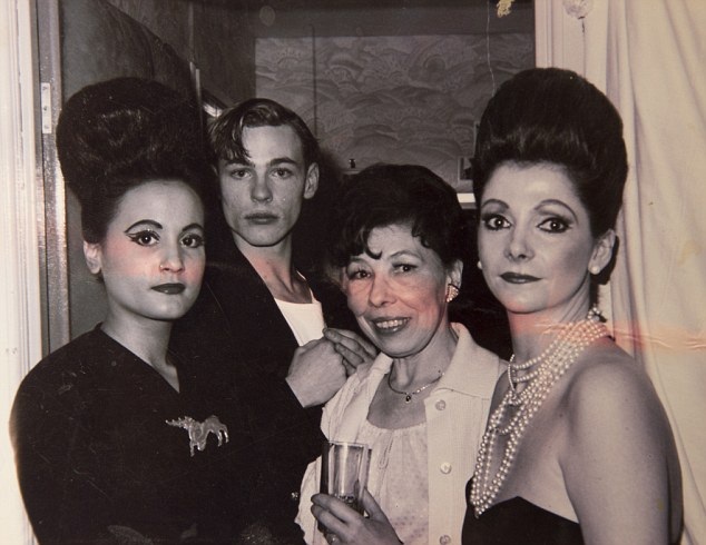 Ảnh năm 23 tuổi của Tess (ngoài cùng bên trái) khi đang khống chế cơ mặt