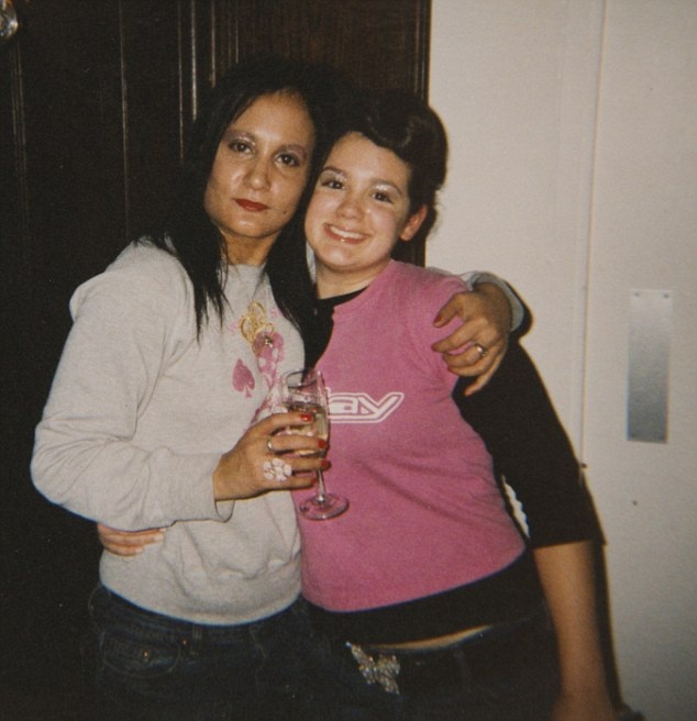 Tess Christian (trái) chụp năm 43 tuổi cùng con gái Stevie.