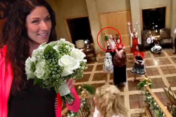 Người phương Tây quan niệm, những ai bắt được hoa cưới từ cô dâu sẽ là người tiếp theo làm đám cưới