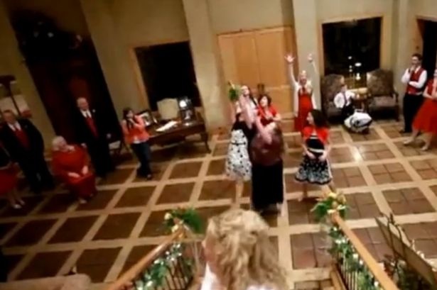 Người phương Tây quan niệm, những ai bắt được hoa cưới từ cô dâu sẽ là người tiếp theo làm đám cưới