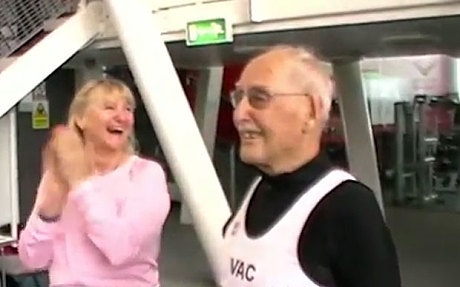 Cụ ông lập kỷ lục thế giới chạy 200m ở độ tuổi 95