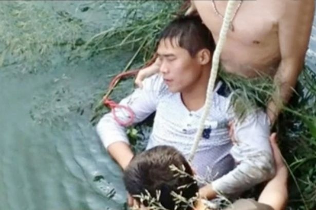 Thà chết còn hơn lấy vợ xấu - 1 Chú rể cùng quẫn Kang Hu được cảnh sát đưa vào bờ...