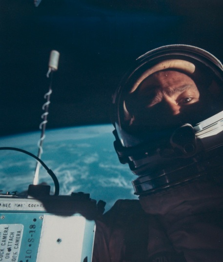 Những bức hình "tự sướng" đầu tiên ngoài vũ trụ - 1 Buzz Aldrin chụp hình trong hành trình đến Gemini tháng 11 năm 1966