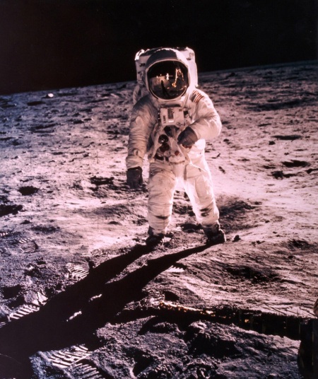 Những bức hình "tự sướng" đầu tiên ngoài vũ trụ - 4 Bức ảnh rõ nhất chụp Neil Armstrong đặt chân lên mặt trăng vào 20/7/1969