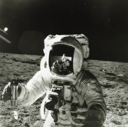Những bức hình "tự sướng" đầu tiên ngoài vũ trụ - 5 Bức ảnh rõ nhất chụp Neil Armstrong đặt chân lên mặt trăng vào 20/7/1969