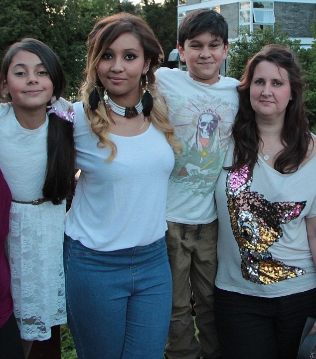 Gia đình có chị sinh ra các... em trai, em gái