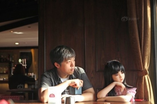 Kỳ lạ người đàn ông "yêu búp bê như con" - 1 Huyền Anh