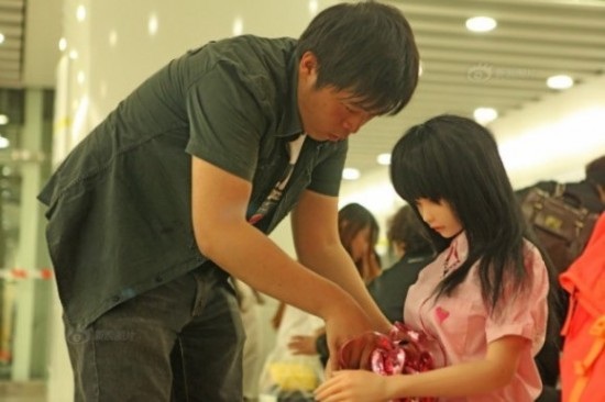 Kỳ lạ người đàn ông "yêu búp bê như con" - 6 Huyền Anh