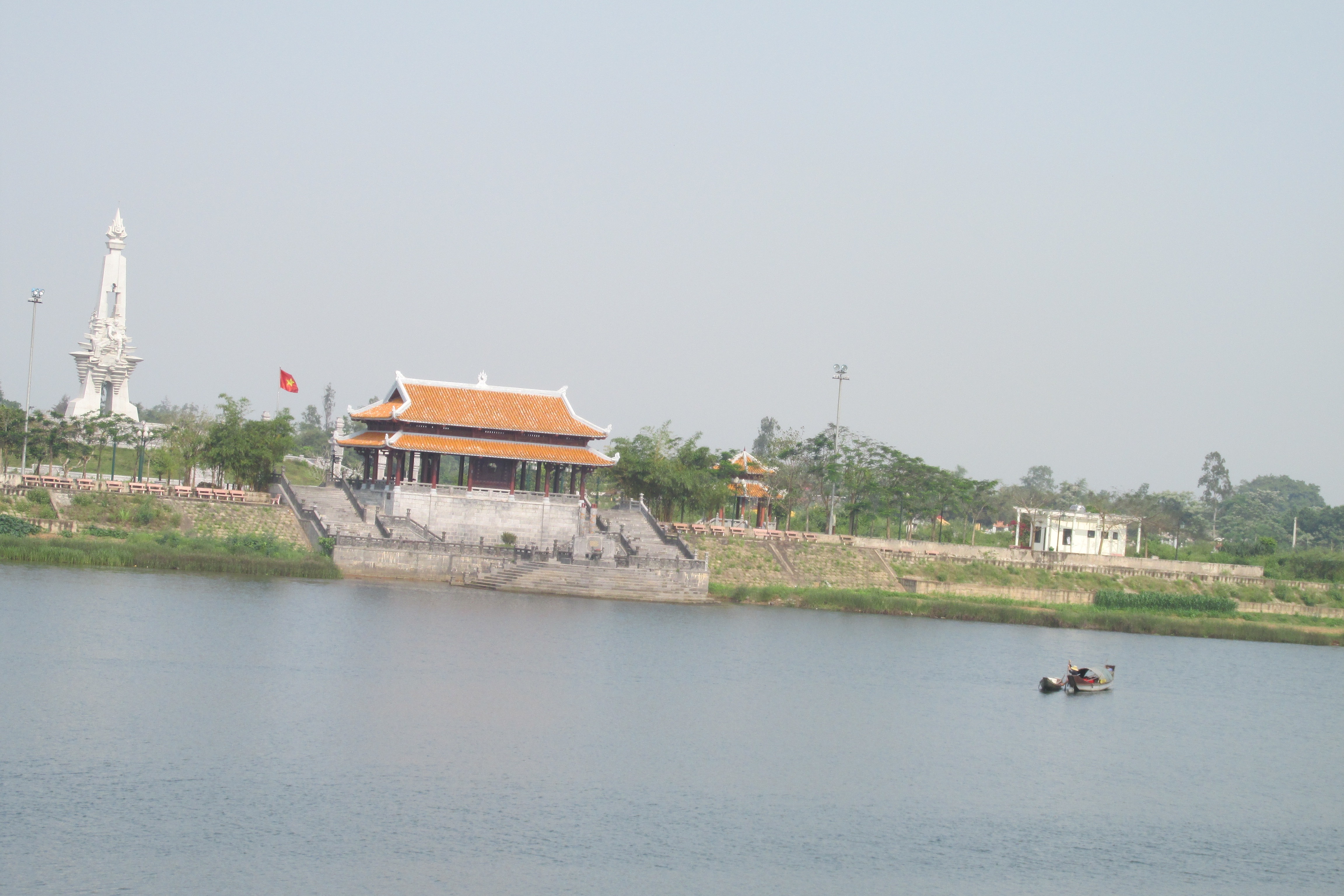 Bến thả hoa bờ Bắc sông Thạch Hãn