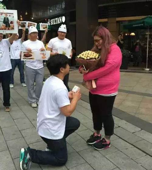 Tình yêu có thực sự “đi qua dạ dày“? - 2 Chàng trai cầu hôn bạn gái sau khi vỗ béo cô.