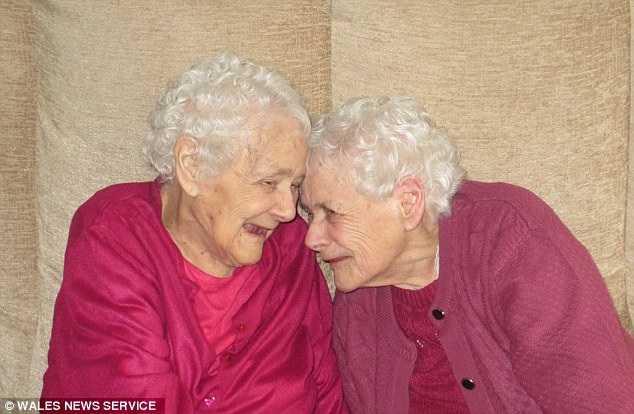 Cặp sinh đôi già nhất thế giới qua đời ở tuổi 103